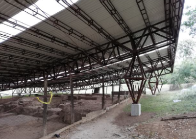 Trabajos de mantenimiento y reparación de cubierta de estructura La Palangana y malla perimetral del Parque Arqueológico Kaminaljuyu